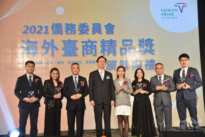 童振源 (左4) 與「海外臺商精品獎」銀質獎得主合影