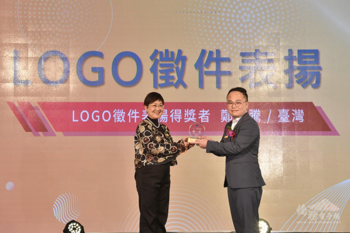 僑委會副委員長徐佳青(左) 頒發形象LOGO設計獎