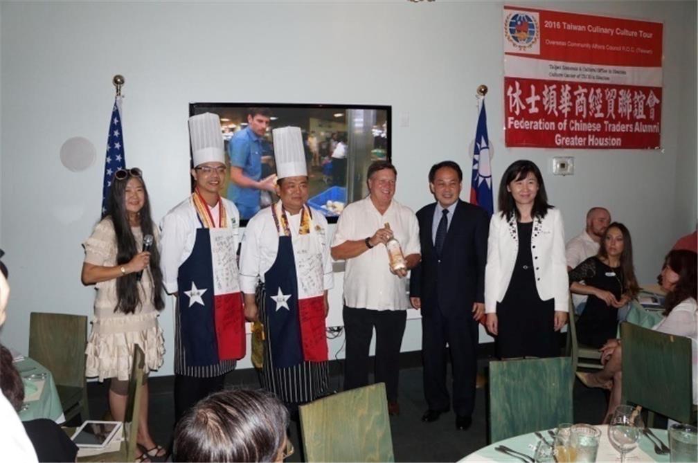 何育任講師及郭家宇助理講師與Reef餐廳老闆Bill Floyd(手持葛瑪蘭威士忌)共同合影