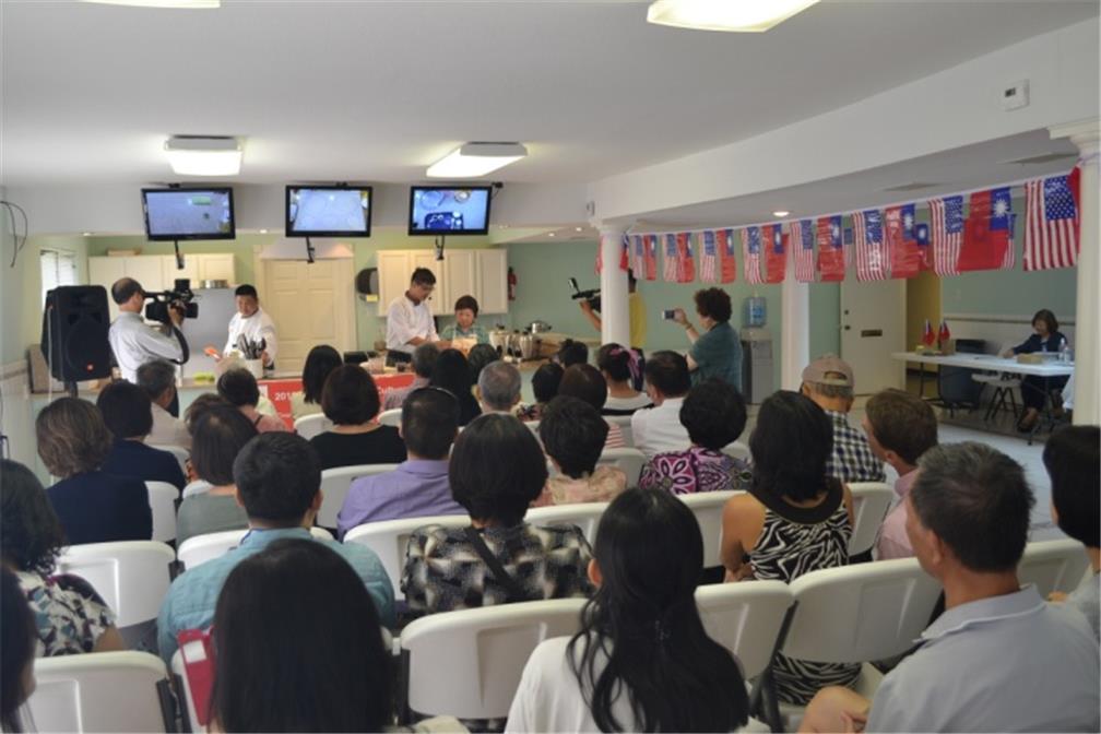 2位講師於康博士廚藝教室進行示範教學