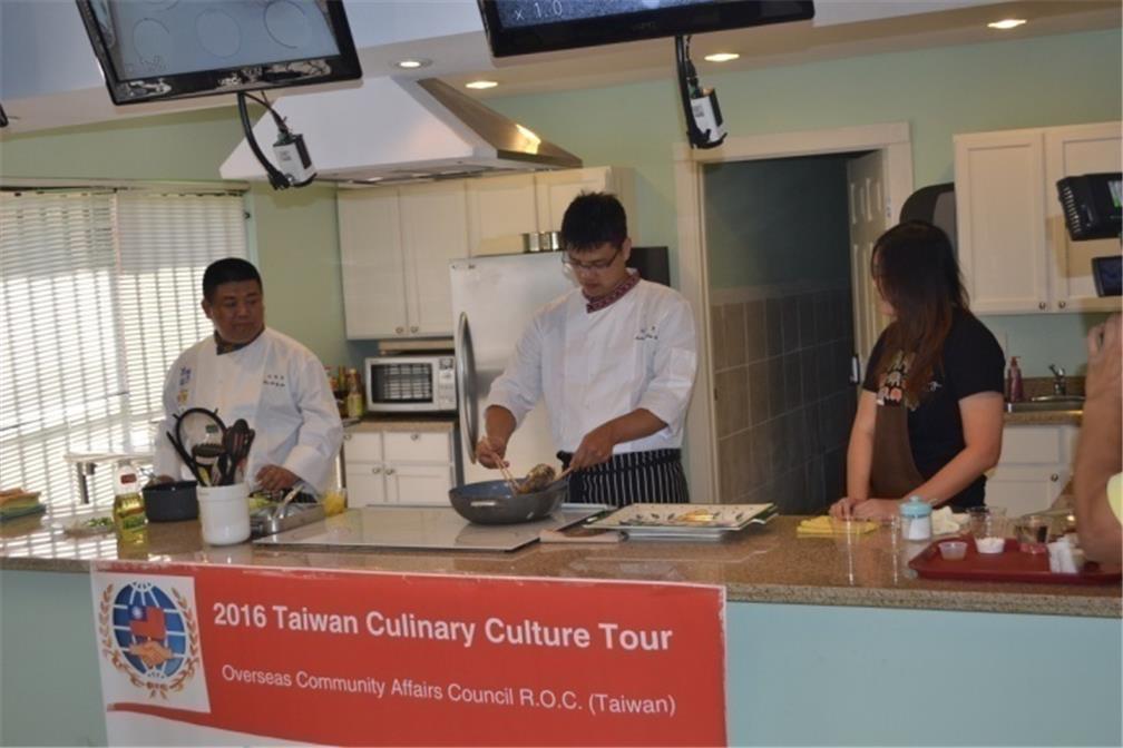 2位講師仔細示範臺灣料理