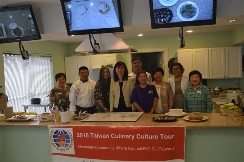 2位講師與參與學員共同合影