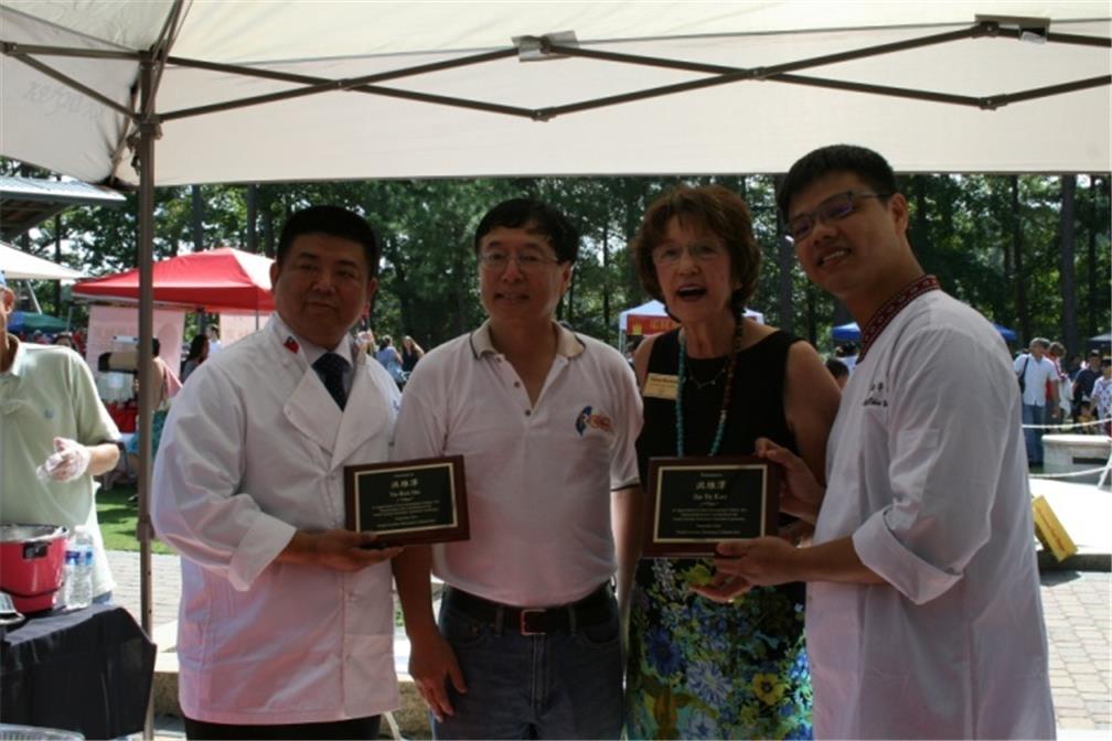 北卡州務卿Elaine Marshall女士頒贈獎牌予2位講師