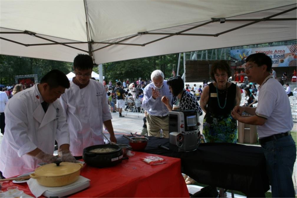 參與貴賓共同試吃臺灣特色小吃