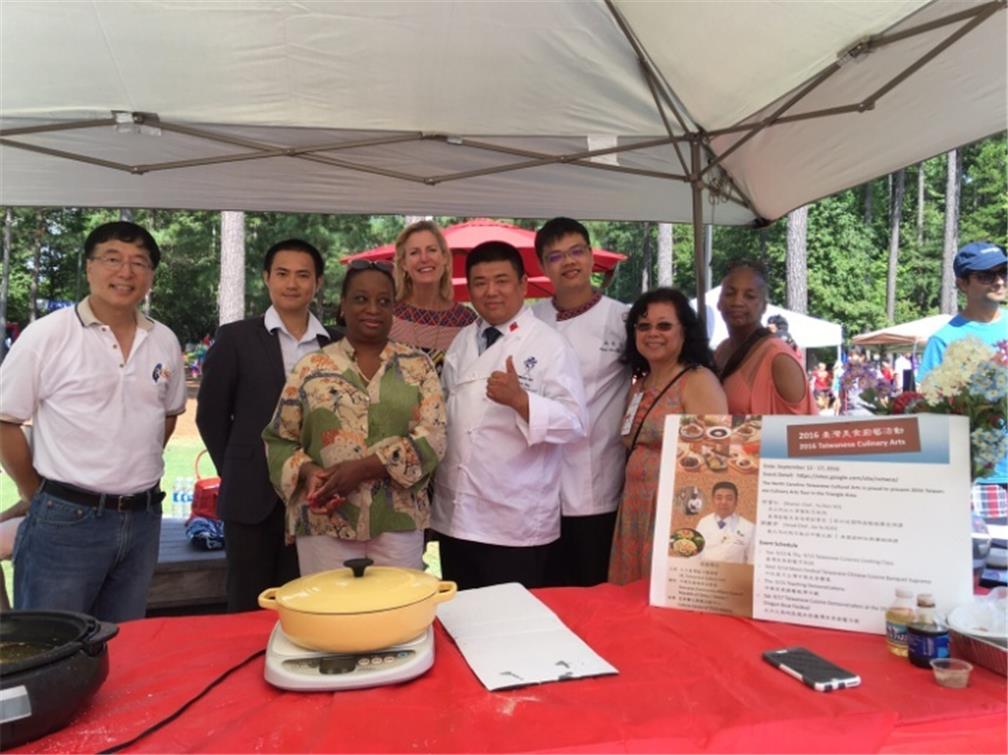 2位講師與參與活動之當地友人共同合影