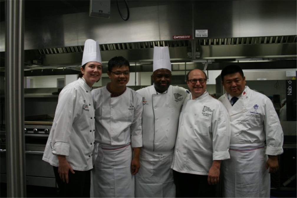 2位講師前往The Chef’s Academy進行示範教學，與師生合影