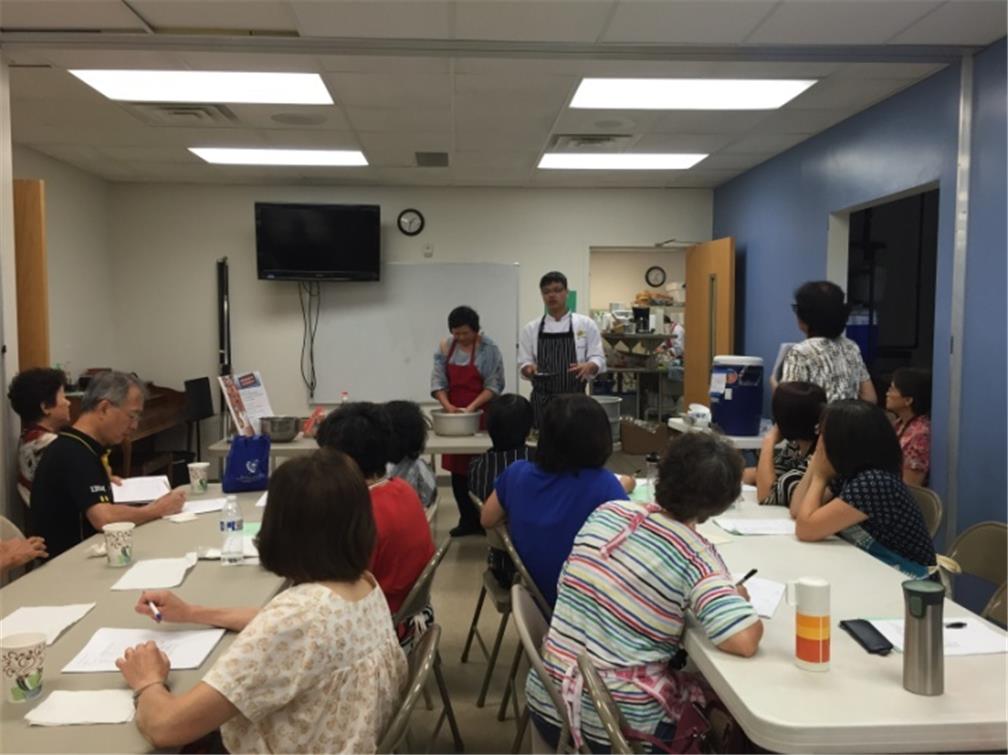 郭家宇助理講師於北卡洛麗基督教會舉辦美食廚藝示範教學
