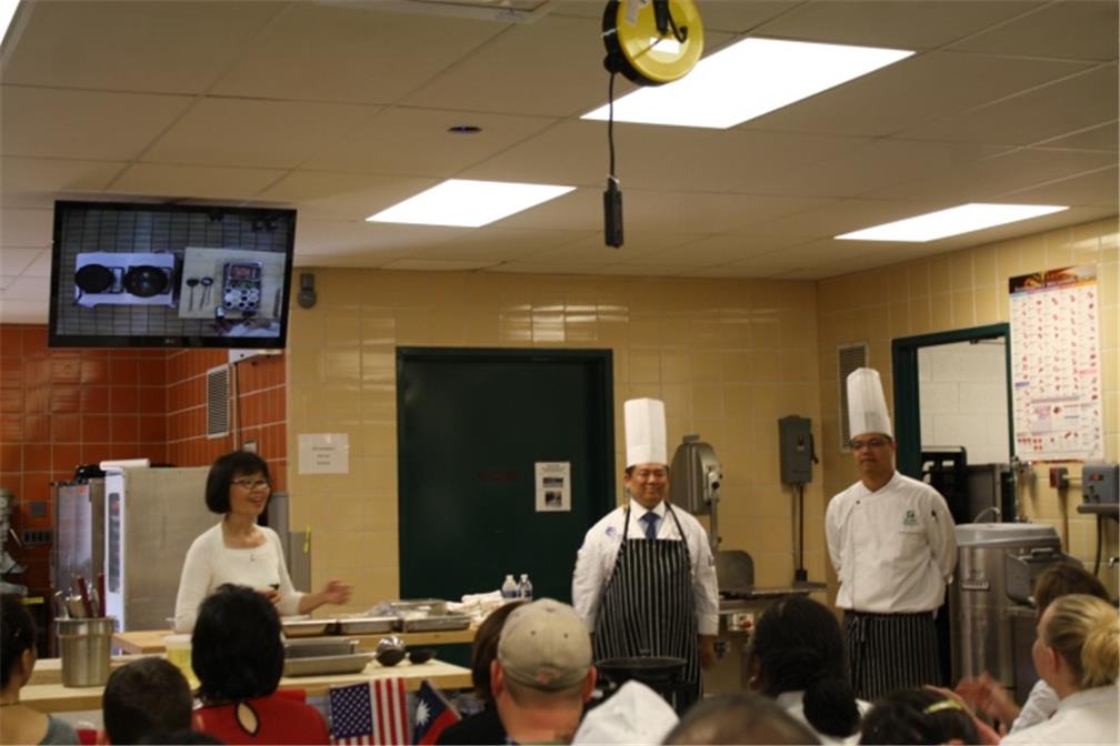 何育任講師於Oakland Community College進行示範教學