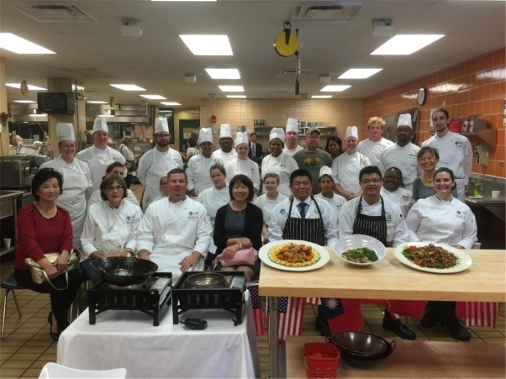 2位講師與參與人員共同合影