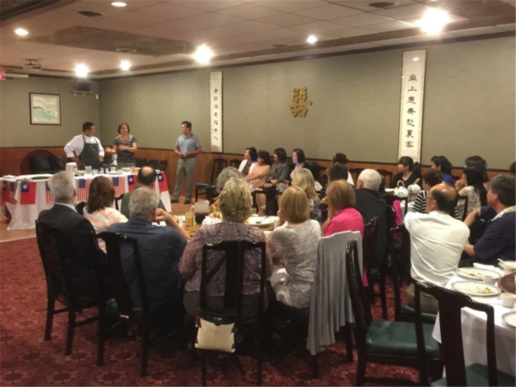 何育任講師於新北京餐廳進行示範教學