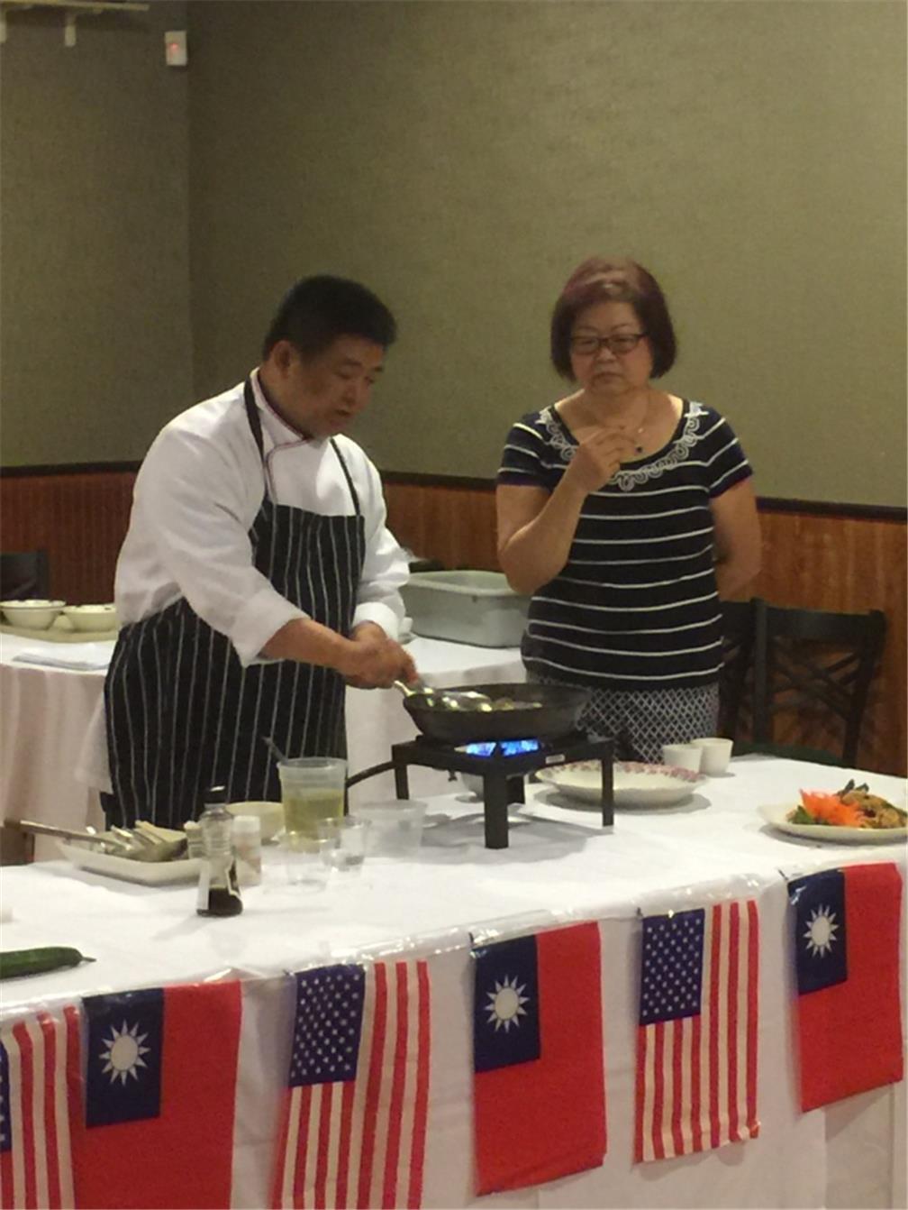 何育任講師進行示範，並有僑胞協同翻譯