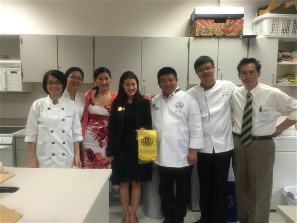 2位講師前往丹佛櫻桃溪高中進行示範教學