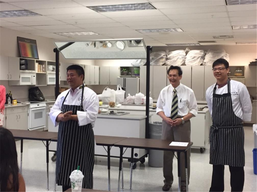 2位講師講解臺灣美食文化