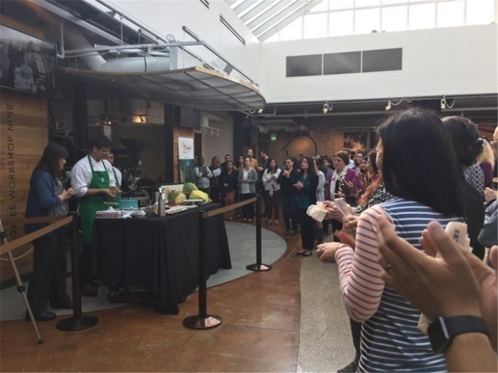 2位講師現場示範臺灣蔬果雕刻