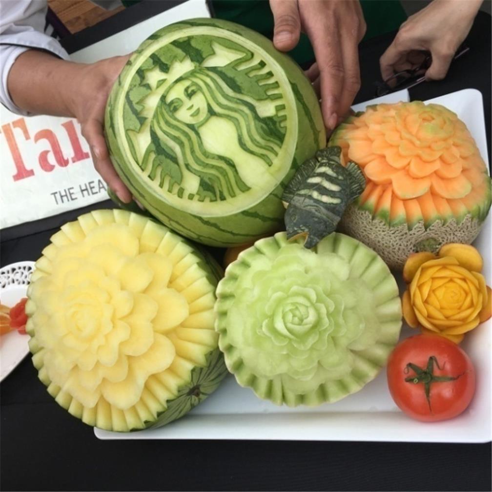 2位講師利用蔬果雕刻星巴克標誌