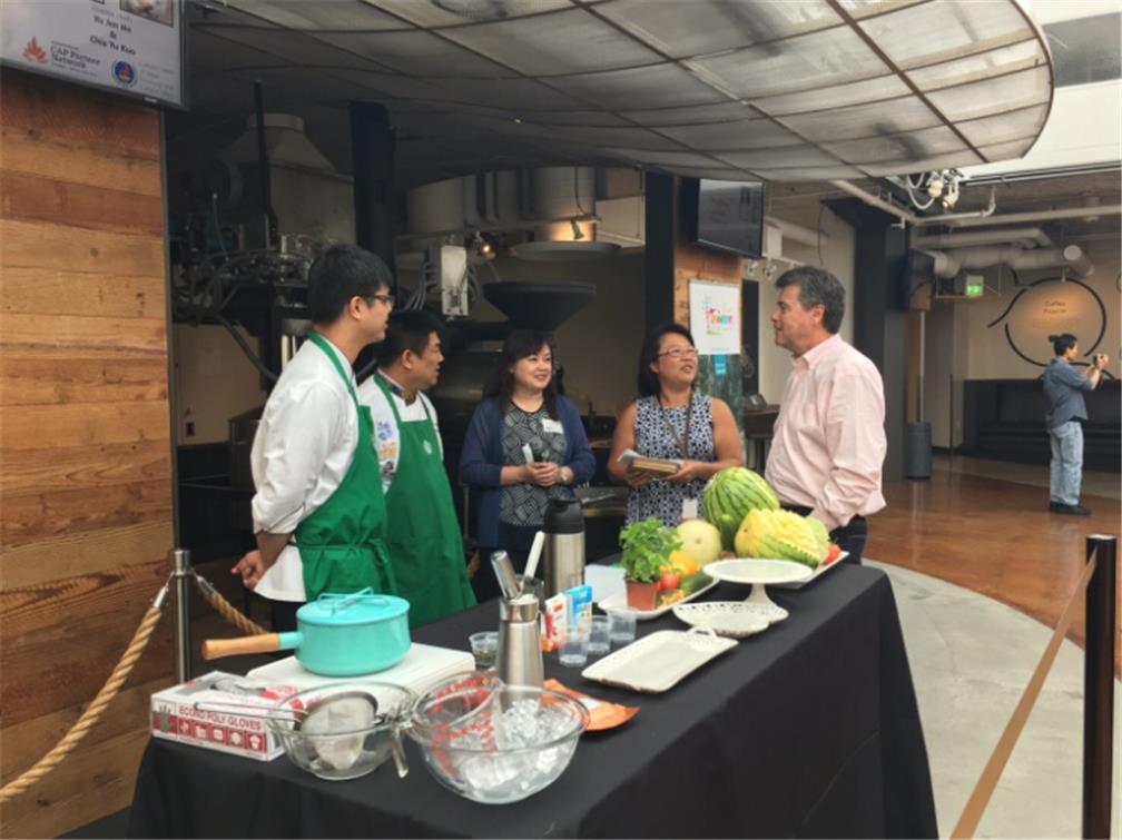 2位講師與星巴克亞洲區總裁交換意見