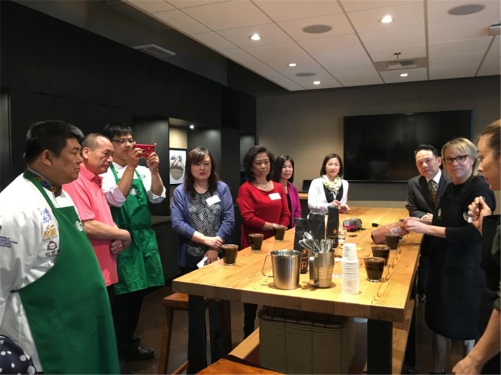 2位講師現場參觀星巴克手沖咖啡文化