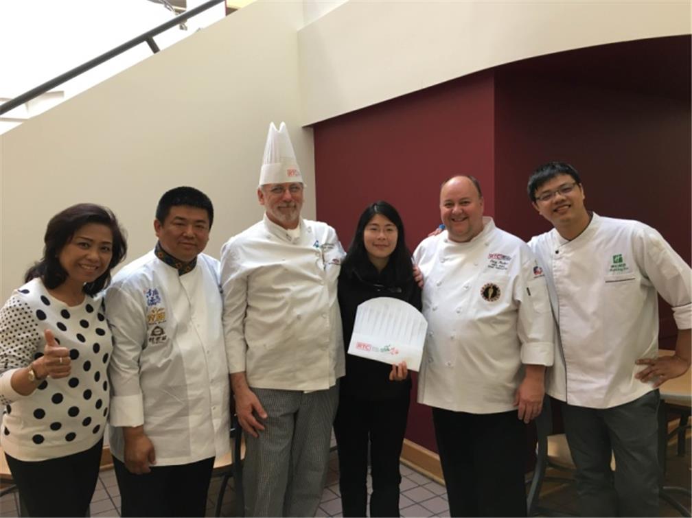 2位講師與該校主廚合影