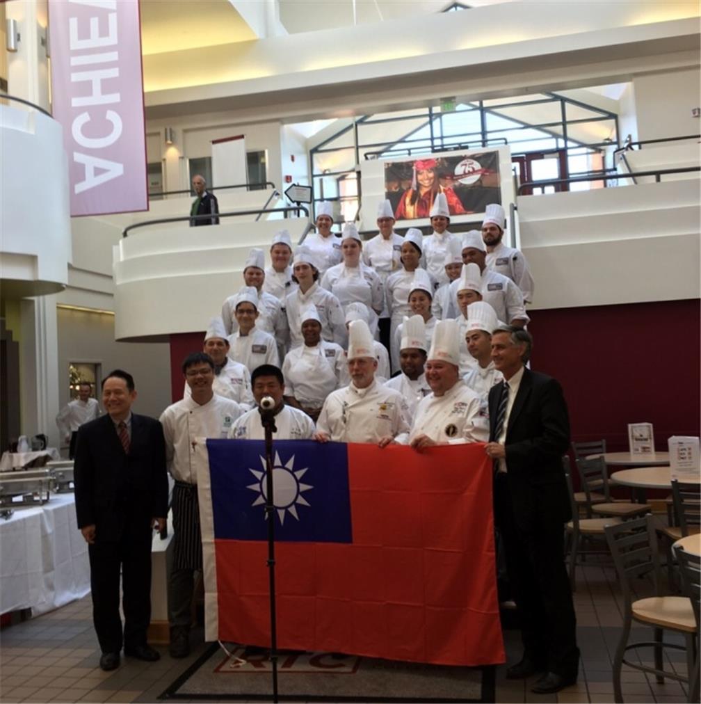 2位講師與該校參與師生合影