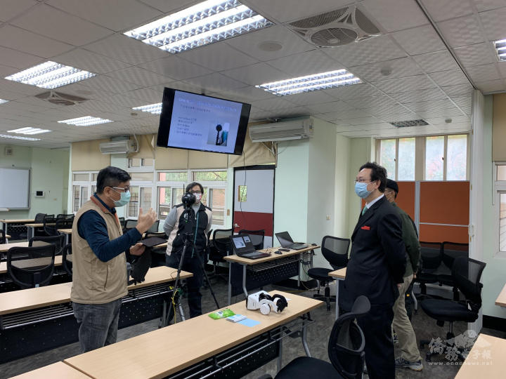 童振源(右)參訪高雄市立空中大學的智慧教室，瞭解VR虛擬實境如何運用於遠距教學。