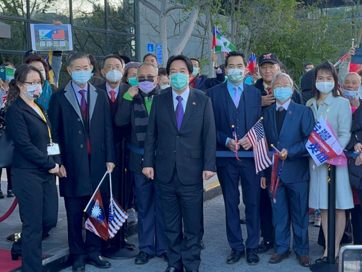 副總統賴清德出訪宏都拉斯，25日過境美國洛杉磯， 與飯店外的僑胞在保持安全距離下合影。