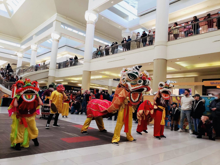臺灣華語文學習中心招生活動的舞獅隊表演，吸引許多民衆觀賞