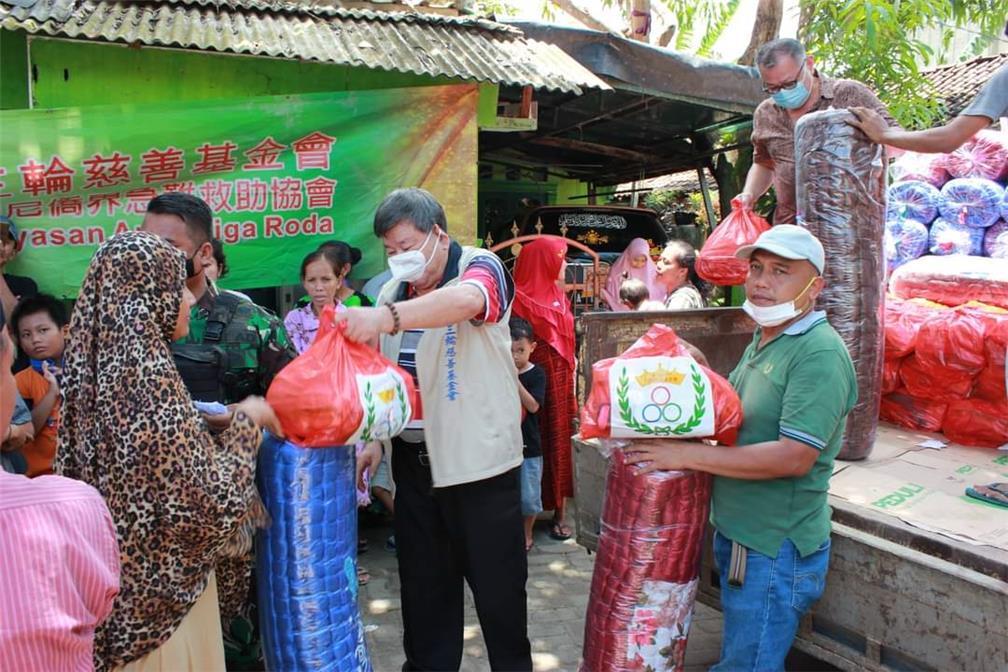 現場發放物資情形。