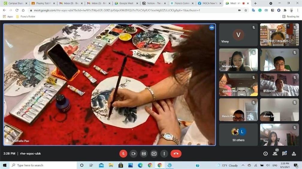 彩繪圓扇示範構圖及上色技巧。