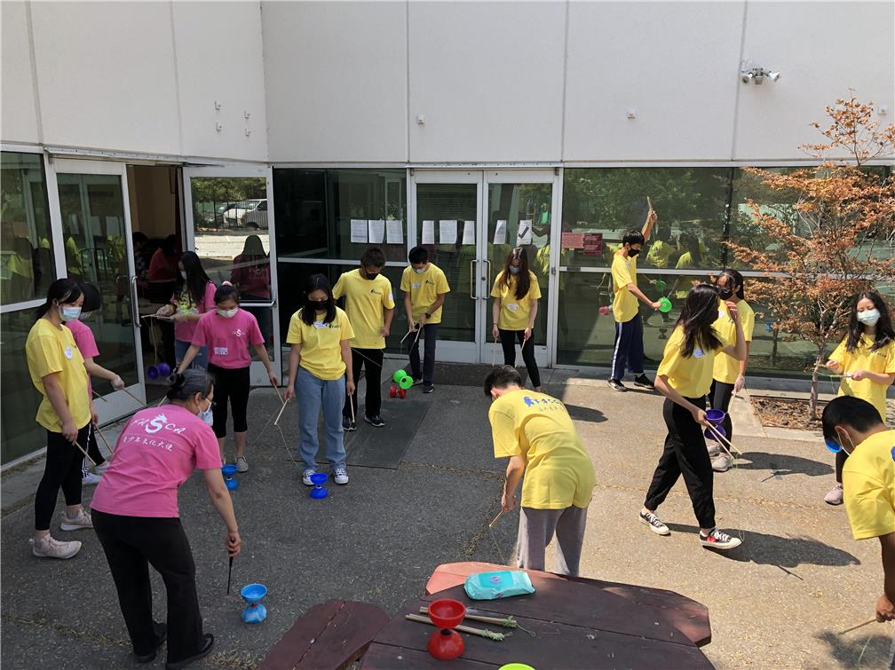 扯鈴小組練習。