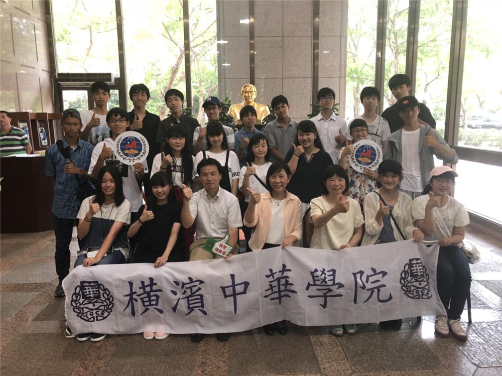 Yokohama Overseas Chinese School students and teachers with Director Rong (middle in front row).