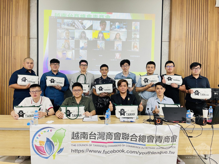 陳靜璿（第一排右2）及青商會代表感謝僑委會致贈「熊愛臺灣、愛心能量包」
