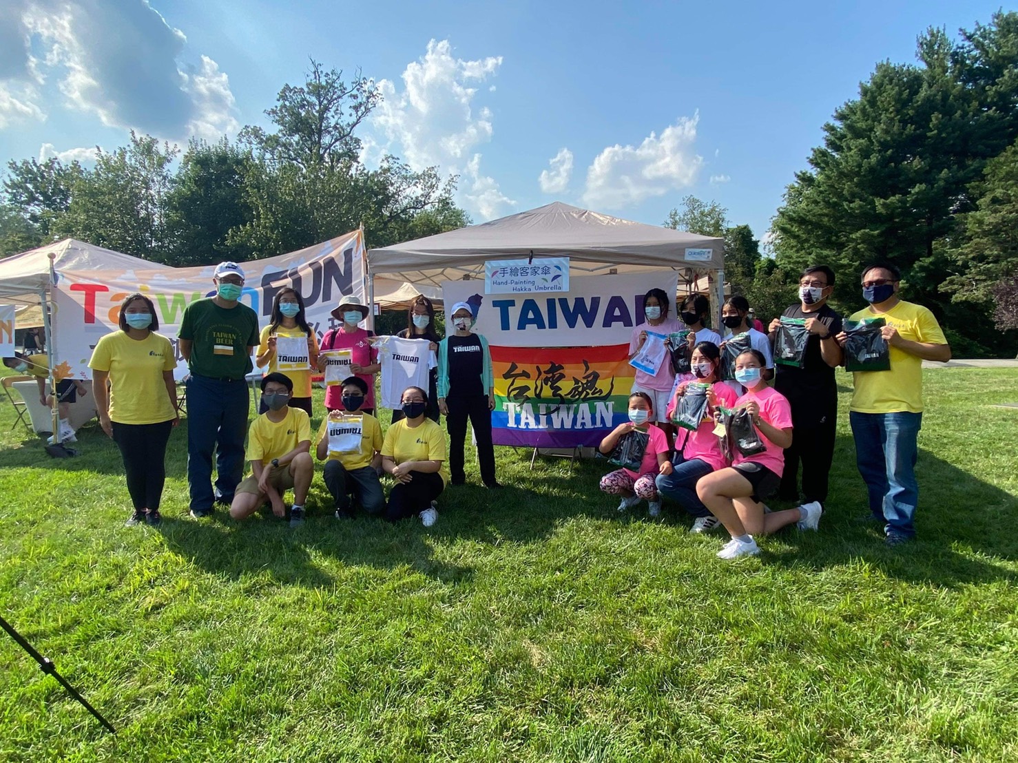 Setting up Taiwanese cultural booths.