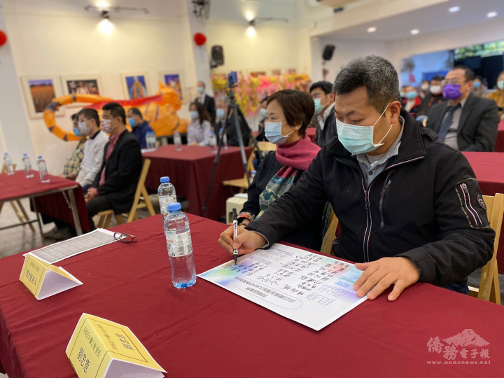 僑民以行動顯示支持臺灣參與國際醫療組織的決心，簽署聲援(阿根廷臺灣僑民聯合會提供)