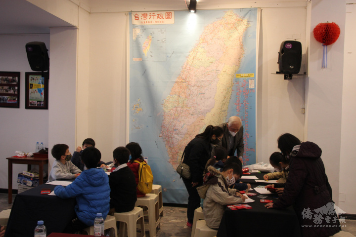 臺僑小朋友們揮灑色彩，以畫筆聲援臺灣加入WHO參與WHA的重要性