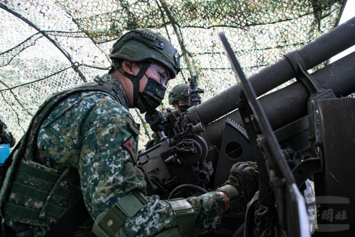 砲班瞄準手裝定射擊指揮所提供之射角、方位角諸元。（陸軍司令部提供）