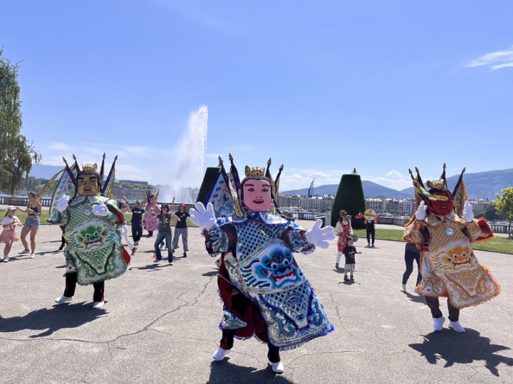 世界衛生大會登場前夕，台灣電音三太子21日現身瑞士日內瓦，與超過150位來自世界各地配戴花布巾的僑胞一同熱舞，吸引民眾圍觀拍照。