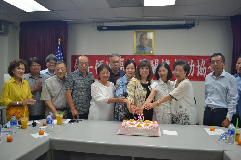 僑領合切蛋糕，一起慶祝僑委會90歲生日。