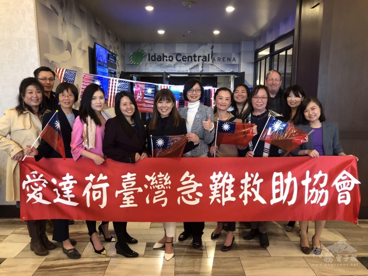 中心主任吳曉竹與急難救助協會成員合影。