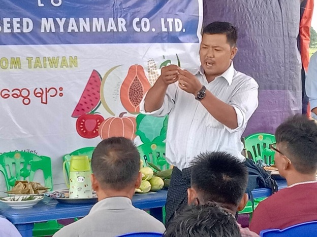 農民U Thant Soe先生與當地辣椒農分享C001品種栽培經驗
