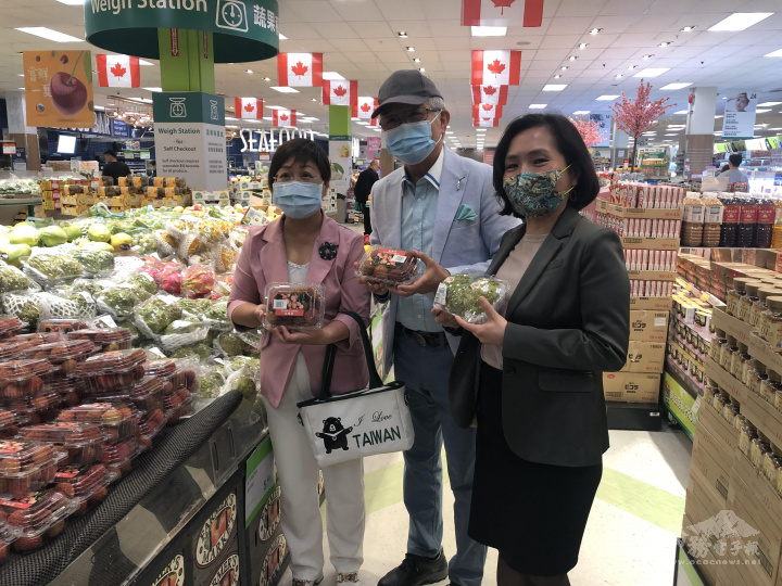 徐佳青(左)參訪北美最大華人超市 T&T大統華超市，由創辦人李安邦(中)介紹