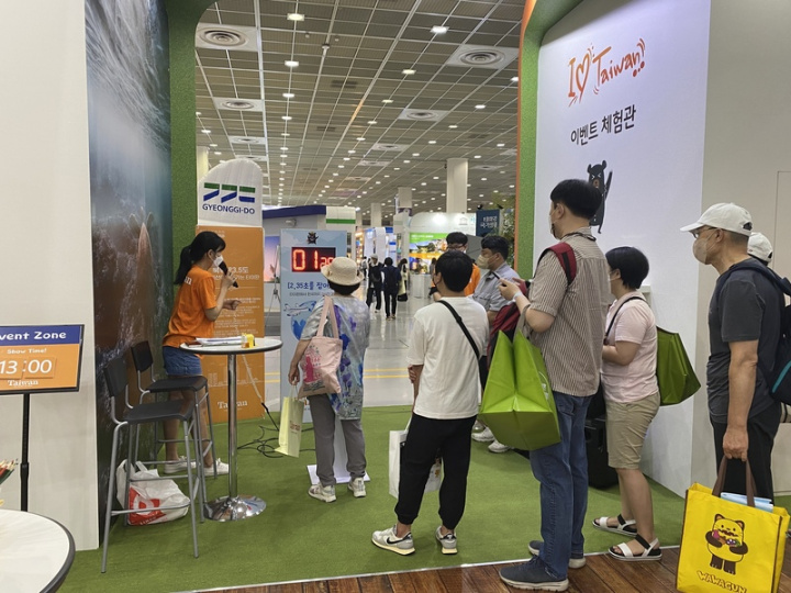 首爾國際觀光博覽會23日至26日舉行，台灣館23日舉辦活動吸引韓國民眾排隊參與。