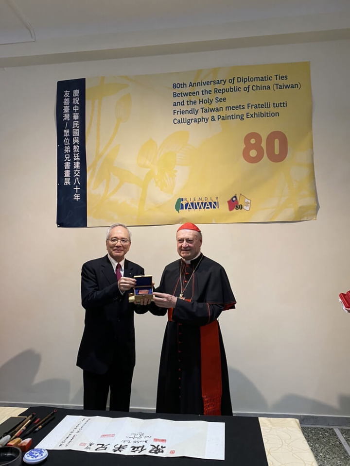教廷文化部長拉瓦西（右）與駐教廷大使李世明（左）出席駐教廷大使館籌辦的「友善台灣/眾位弟兄」書畫展，分別代表台灣與教廷致詞，慶祝台梵80年邦誼。（駐教廷大使館提供）