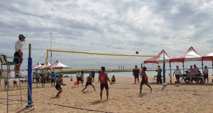 2022澎湖縣「菊島盃」全國觀光沙灘排球錦標賽2日起在隘門沙灘開打，吸引全國13縣市93隊近500名選手參賽。