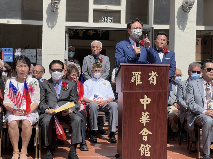 僑委會委員長童振源4日在洛杉磯出席羅省中華會館慶祝美國國慶活動，現場升起中華民國與美國國旗。他致詞肯定中華會館支持中華民國、熱愛自由民主。 