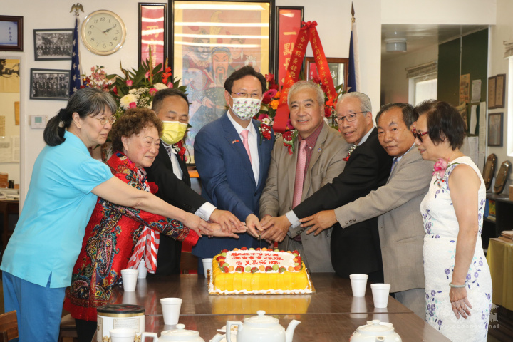 羅省岡州保安堂舉辦創立111年暨建樓48週年升旗典禮-切蛋糕慶祝