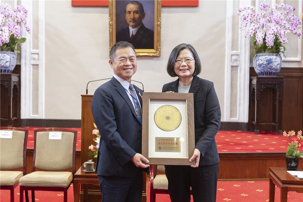 總統接見第31屆亞洲臺灣商會聯合總會回國訪問團-與團長許玉林總會長合影