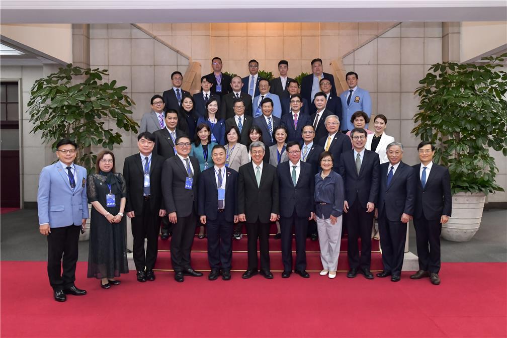 第31屆亞洲臺灣商會聯合總會回國訪問團拜會行政院-陳建仁院長與團員大合照