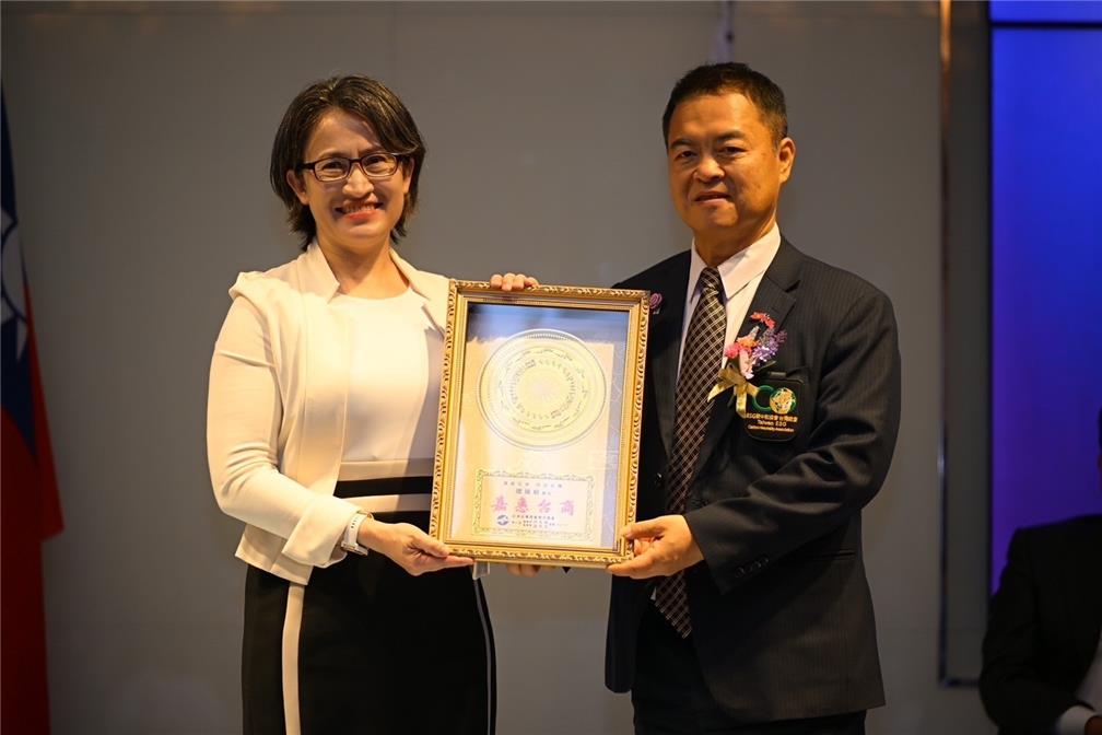 亞洲臺灣商會聯合總會第31屆第3次理監事聯席會議開幕典禮-許玉林總會長致贈蕭副總統感謝獎牌