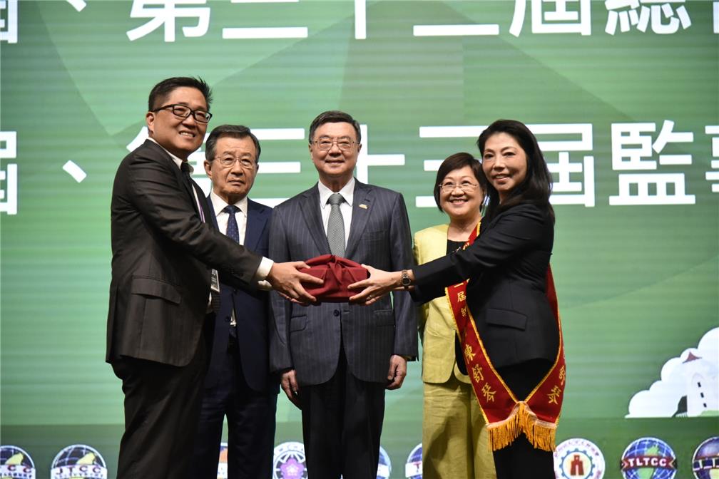行政院長卓榮泰(中)、僑委會委員長徐佳青(右二)見證亞洲臺灣商會聯合總會第32屆林凱民總會長(左一)交接印信予第33屆陳舒琴總會長(右一)