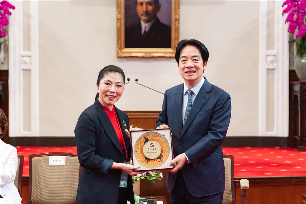 第33屆亞洲臺灣商會聯合總會回國訪問團晉見總統-總統與陳舒琴總會長互贈禮品。